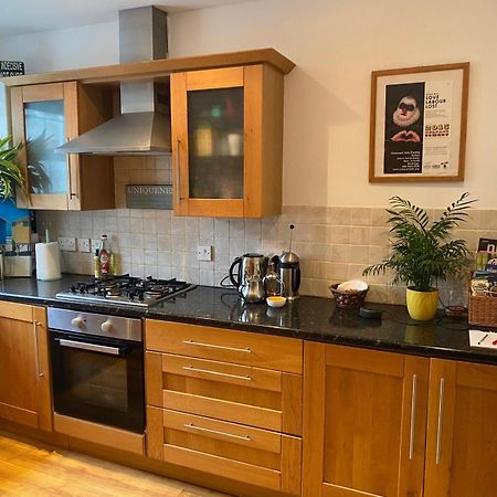 True Colours Apartment In Central Location Bangor  Exterior foto