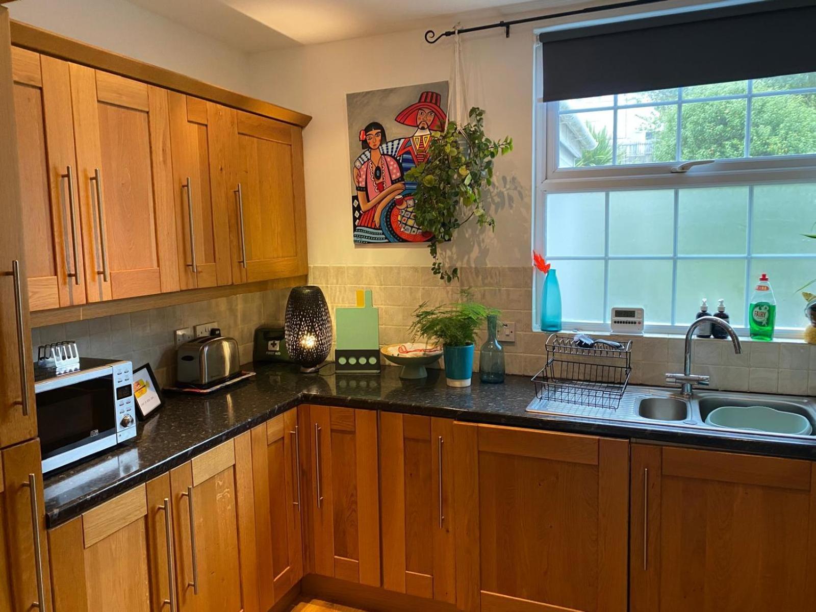 True Colours Apartment In Central Location Bangor  Exterior foto